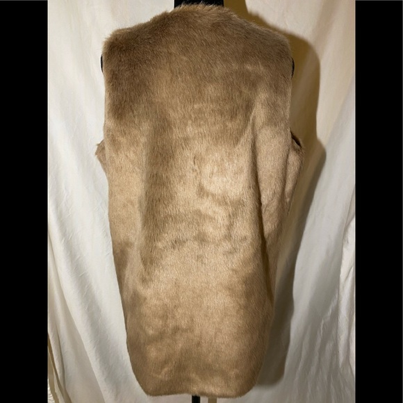 Vegan faux fur vest with rivet embellished pockets - Picture 2 of 5